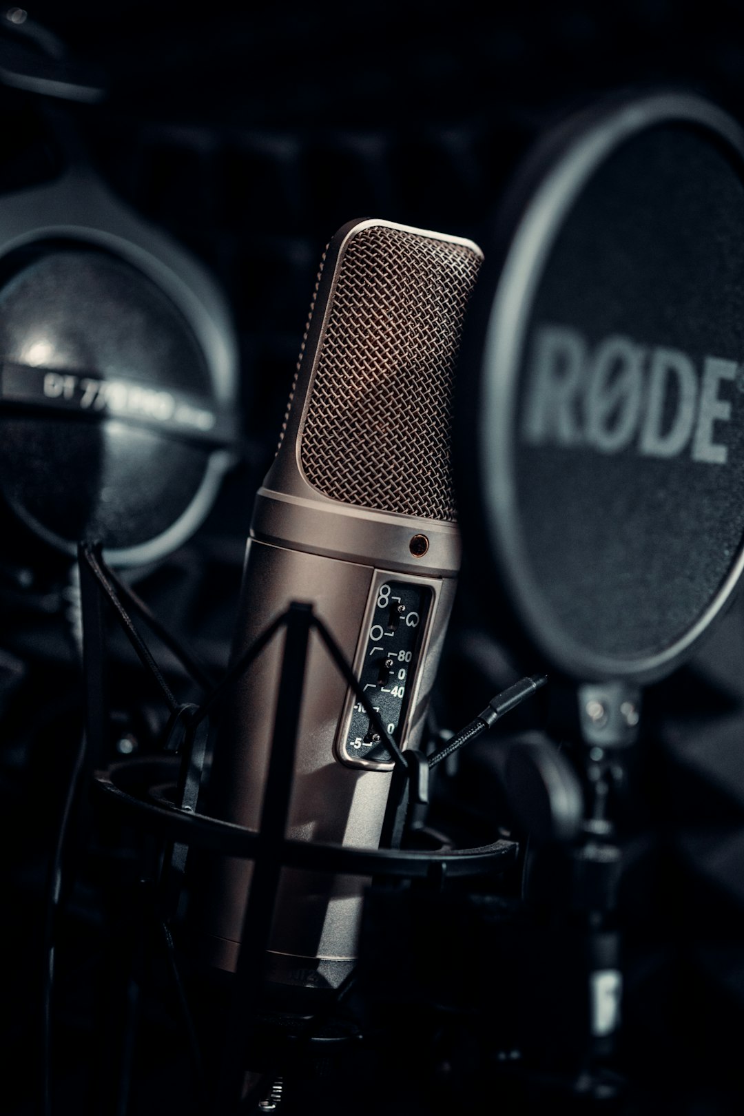 a-close-up-of-a-microphone-in-a-recording-studio-fzp1gobuovs
