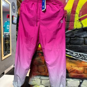 conjunto dama adidas pantalon estilo windbreaker en tonos rosa y gris. 