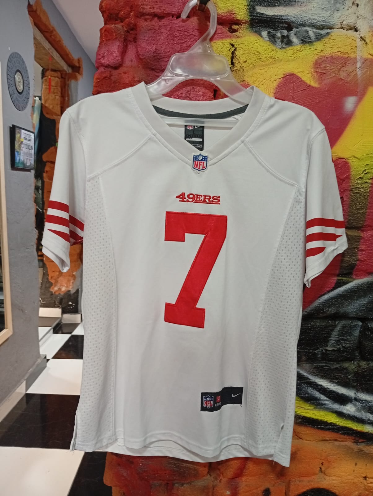 camiseta blanca marca Nike del jugador Colin Kaepernick San Francisco 49ers NFL. camiseta blanca marca Nike del jugador Colin Kaepernick San Francisco 49ers NFL.
